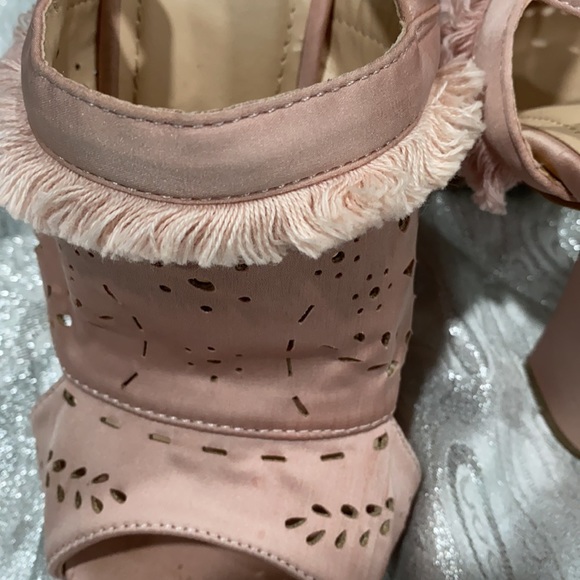 Shoes -M&L - Picture 8 of 8